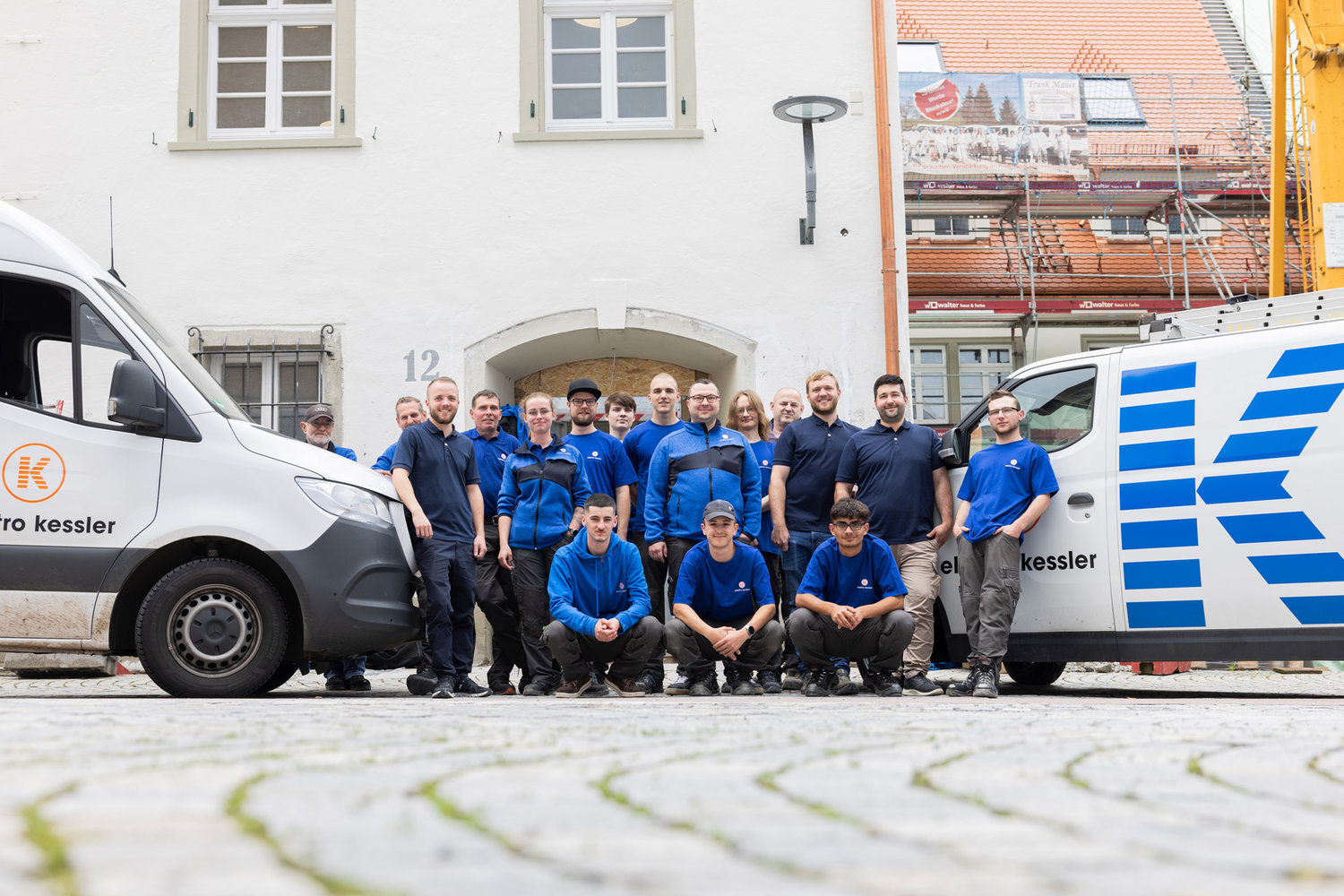 Elektro Kessler Team Das Team von Elektro Kessler neben Firmenfahrzeugen