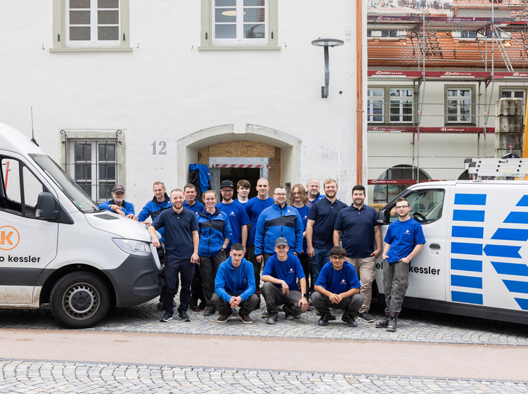 Das Team von Elektro Kessler neben zwei Firmenfahrzeugen