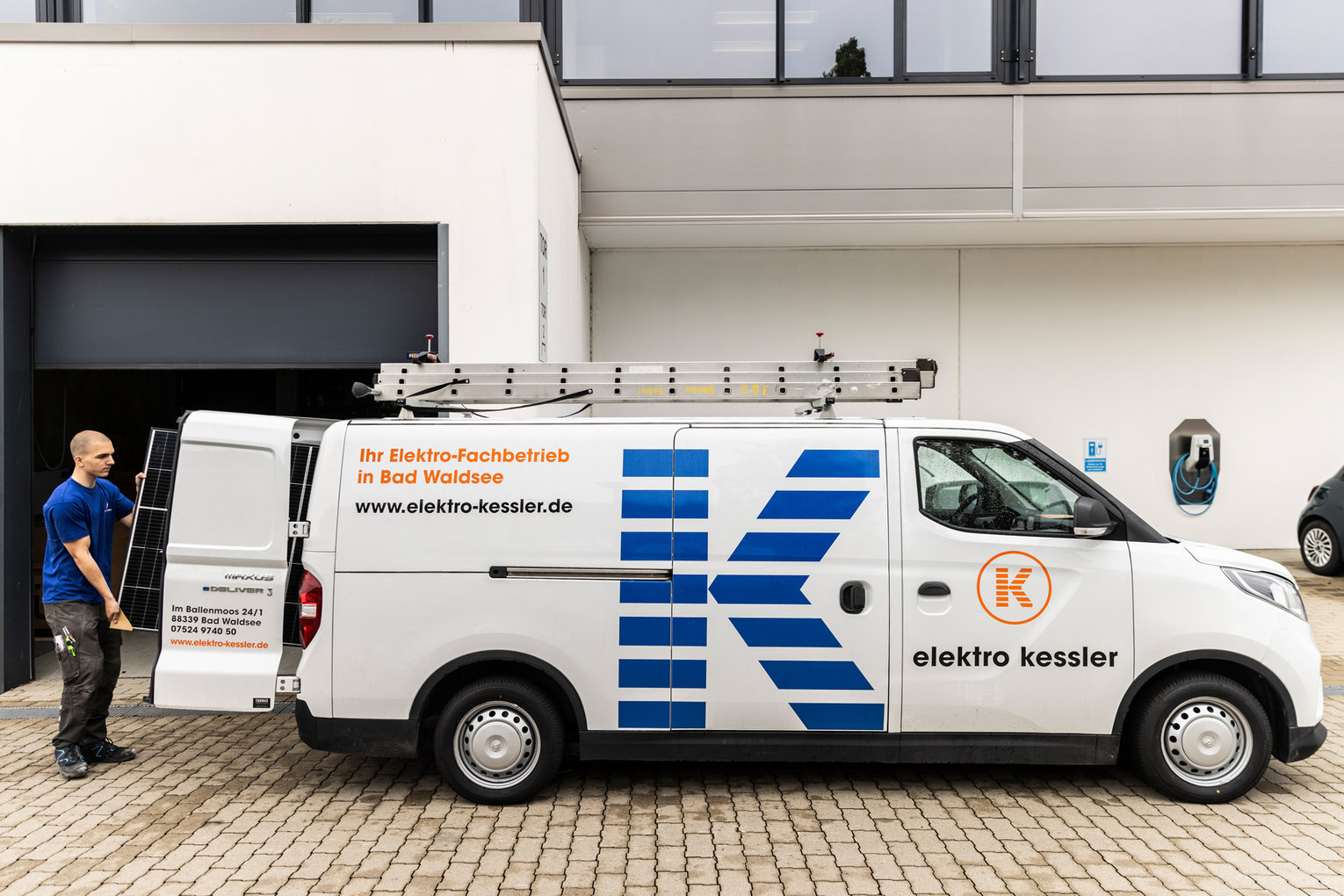 E-Auto von Elektro Kessler steht an Ladestation